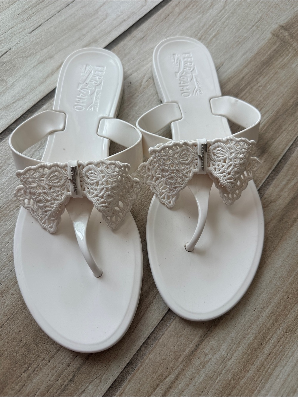Salvatore Ferragamo White Jelly Vara Bow Jelly Sandals | Women’s US 8